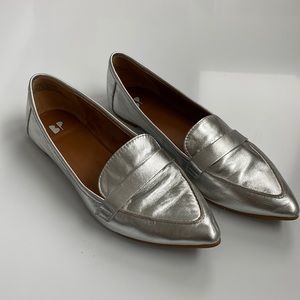 Women’s Metallic Pointed Toe Flats - size: 6